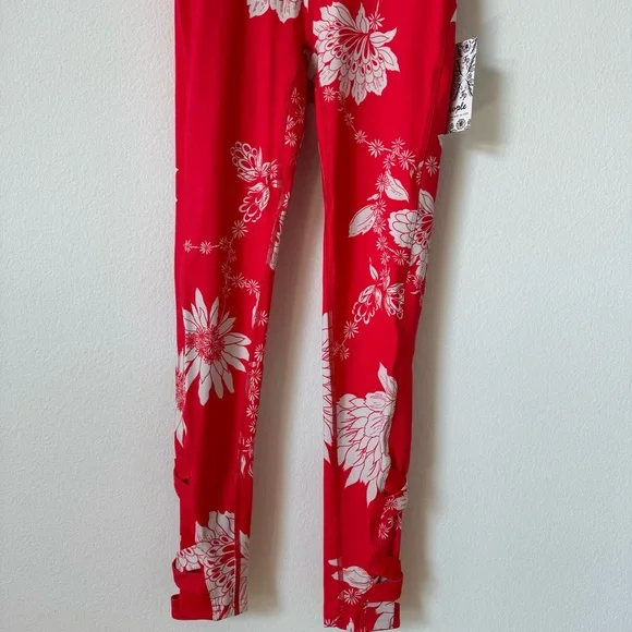 Free People Movement Tropical Floral Print Red Prairie Leggings Ankle Cutout XS - Picture 5 of 17